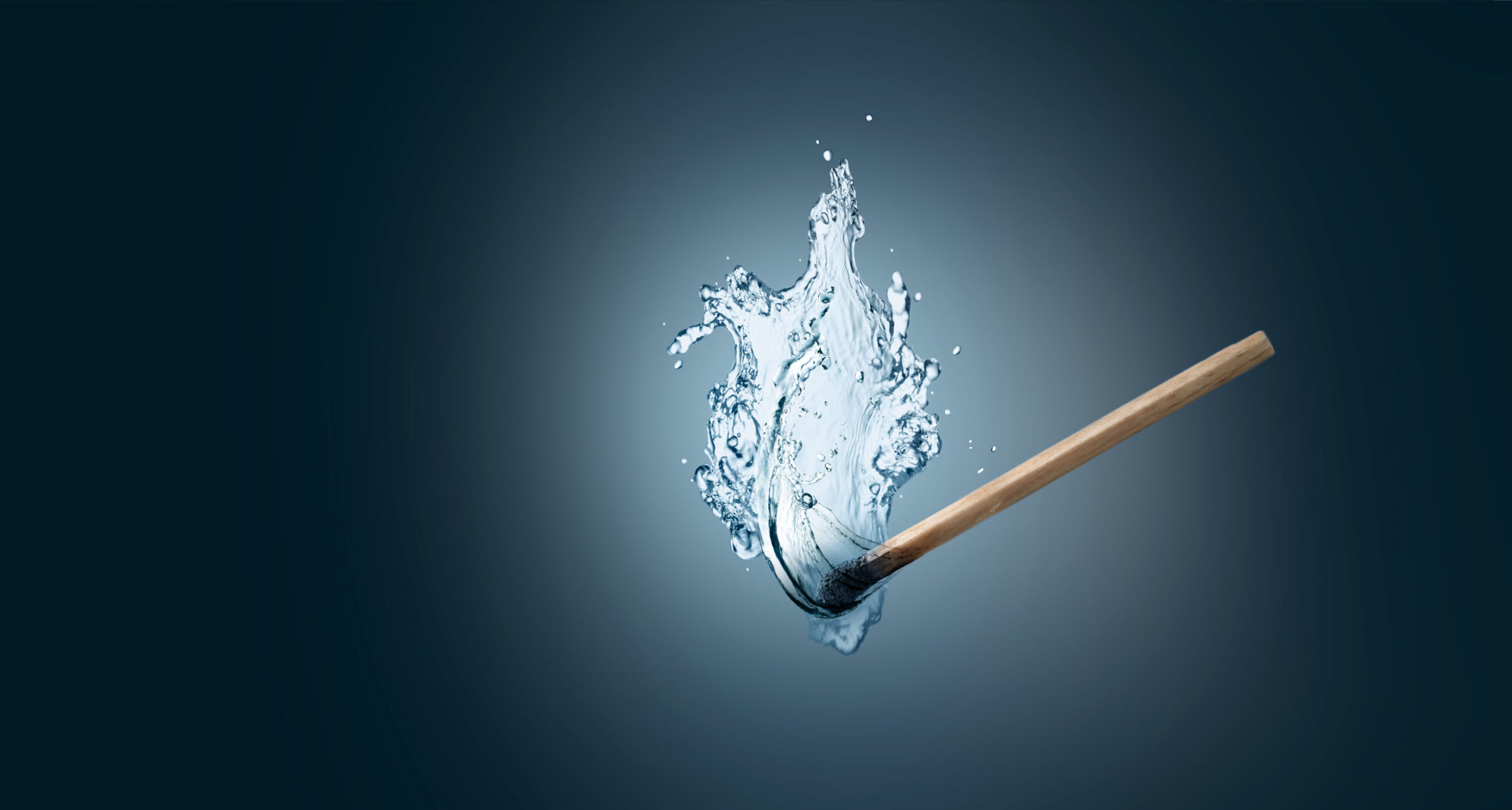 Angezündetes Streichholz mit Wasser als Flamme