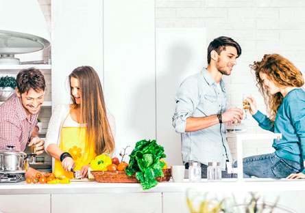 Junge Paare haben Spaß beim Kochen