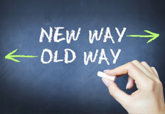 Tafelanschrift: Pfeil nach rechts mit dem Text New Way. Darunter ein Pfeil nach links mit dem Text Old Way
